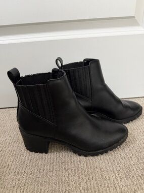 Women's Black Chelsea Ankle Boots - Classic Slip-On Style, size 7